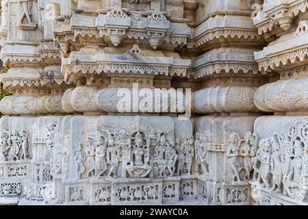 l'esterno delle antiche mura del tempio presenta un'arte unica da un'angolazione diversa Foto Stock