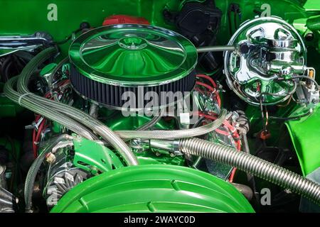 Motore della muscle car in primo piano. Concetto di accessori per automobili. Colore verde interno, brillante e bel design del motore. Foto Stock