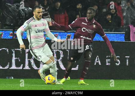 Salerno, Italia, 01 Jan , 2024 Kenan Yıldız della Juventus FC compete per il ballo con la Junior Sambia della US Salernitana 1919 durante il Macth di serie A tra US Salernitana 1919 vs Juventus FC crediti: Agostino Gemito / Alamy Live News Foto Stock