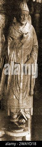 Cattedrale di Chartes, Francia nel 1947 - Una statua di San Gregorio -Cathédrale de Chartres, Francia en 1947 - Une statue de Saint Grégoire Foto Stock