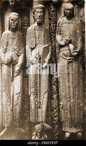 Cattedrale di Chartres, Francia nel 1947 - scultura di alcuni re e regine di Giuda. - Cathédrale de Chartres, France en 1947 - sculpture de Quelques rois et reines de Juda. - Foto Stock