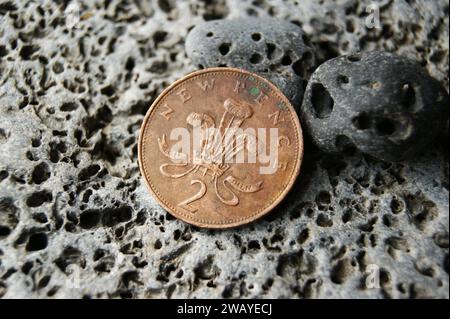 Vecchia moneta britannica usata 2 New Pence Elizabeth II 1971. Foto Stock