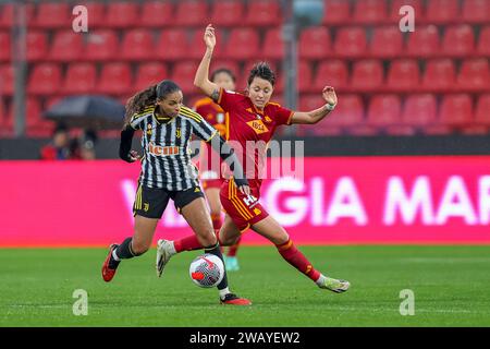 Valentina Giacinti (donne Roma) Estelle Cascarino (donne Juventus) durante la gara di Supercoppa italiana di serie A tra donne Roma 1-2 Juventus allo Stadio Giovanni Zini il 7 gennaio 2023 a Cremona. Credito: Maurizio Borsari/AFLO/Alamy Live News Foto Stock