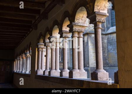 Pilastri e archi del cortile medievale del chiostro della Cattedrale di mia Signora a Tongeren, in Belgio Foto Stock