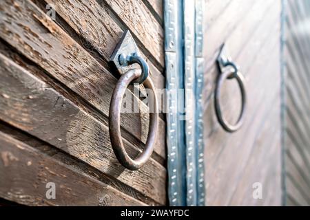 Vecchia stalla. Cancello rustico in legno per un magazzino, stalla o fienile. Foto di alta qualità Foto Stock