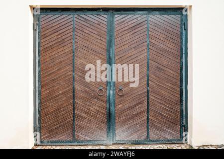 Vecchia stalla. Cancello rustico in legno per un magazzino, stalla o fienile. Foto di alta qualità Foto Stock