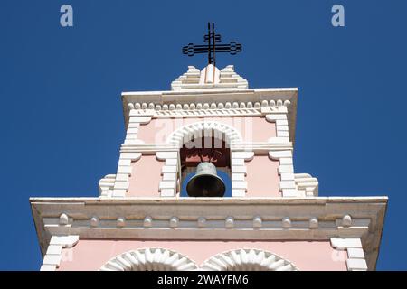 Piccola chiesa ortodossa Agioi Theodoroi con campanile separato, sulla costa a nord dell'isola. Dettaglio di un campanile ben conservato con una campanella Foto Stock