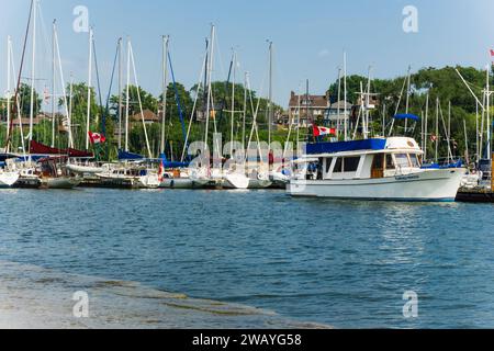 Agosto 2019 - Barche attraccate nell'insenatura del porto dal Waterfront Trail a Bayfront Park ad Hamilton, Ontario, Canada. Foto Stock