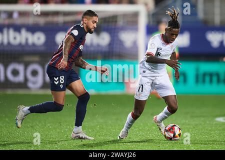 San Sebastian, Spagna. 7 gennaio 2024. Nico Williams dell'Athletic Club duella per la palla con Matheus Pereira dell'SD Eibar durante la partita Copa El Rey Round del 32 tra SD Eibar e Athletic Club all'Ipurua Stadium il 7 gennaio 2024 a Eibar, in Spagna. Credito: Cesar Ortiz Gonzalez/Alamy Live News Foto Stock