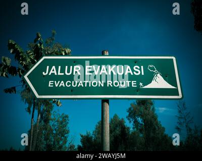 Segnale di avvertimento al vulcano Kawah Ijen, Java Foto Stock