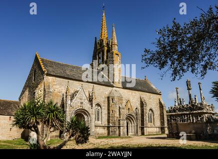 Notre-Dame de Tronoën, la chiesa e il più antico calvario monumentale della Bretagna. Foto Stock