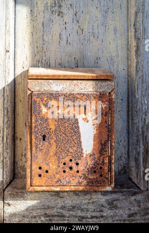 Vecchia cassetta postale Rusty su uno sportello danneggiato nel tempo, spazio per le copie Foto Stock