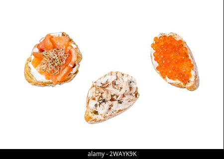 Bruschetta con salmone affumicato caldo, caviale rosso ed erbe aromatiche. Isolato su sfondo bianco, vista dall'alto Foto Stock