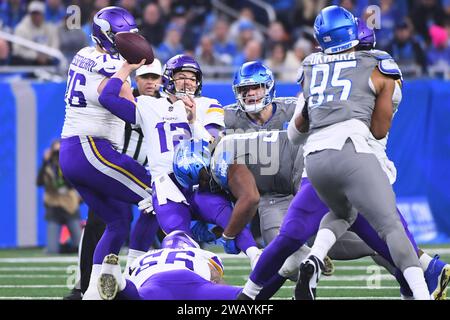 DETROIT, mi - GENNAIO 07: Defensive tackle dei Detroit Lions (94) Benito Jones arriva al quarterback dei Minnesota Vikings (12) Nick Mullens e fa pressione su un passaggio incompleto durante la partita tra Minnesota Vikings e Detroit Lions il 7 gennaio 2024 al Ford Field di Detroit, mi (foto di Allan Dranberg/CSM) credito: CAL Sport Media/Alamy Live News Foto Stock