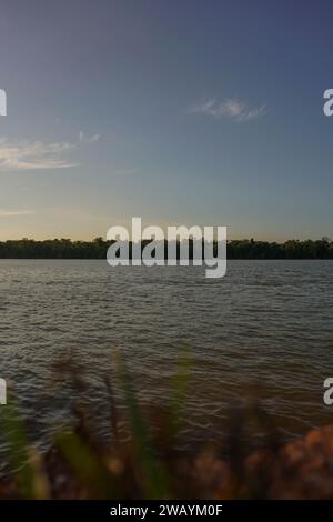 Vista del fiume Maroni (Guyana francese) al tramonto Foto Stock
