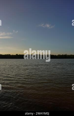 Vista del fiume Maroni (Guyana francese) al tramonto Foto Stock