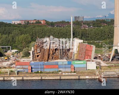 Resti della stazione di aratura parzialmente distrutta sulle rive del porto di Kiel, in Germania. Foto Stock