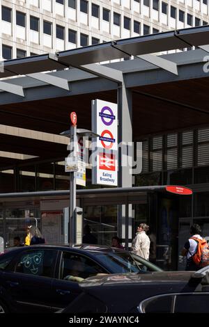 Regno Unito, Inghilterra, Londra, Ealing, fermata dell'autobus fuori dalla stazione di Ealing Broadway (National Rail and Underground Services) (dettaglio) Foto Stock