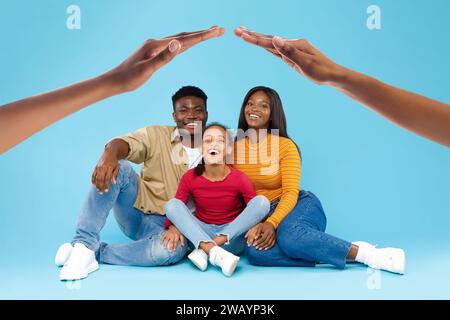 Una felice famiglia nera, con una figlia che ride con gioia Foto Stock