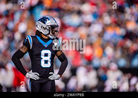 Charlotte, NC, USA. 7 gennaio 2024. Il cornerback dei Carolina Panthers Jaycee Horn (8) nella partita NFL contro i Tampa Bay Buccaneers a Charlotte, NC. (Scott Kinser/Cal Sport Media). Credito: csm/Alamy Live News Foto Stock