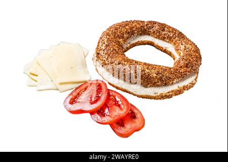 Panini con formaggio spalmabile, prosciutto, pomodoro e rucola verde. Isolato su sfondo bianco, vista dall'alto Foto Stock