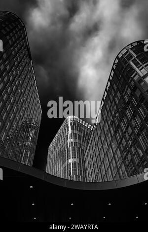 Edifici moderni in bianco e nero, sotto il cielo nuvoloso, belle opere d'arte Foto Stock