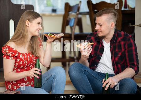 Una giovane coppia sorridente passa del tempo insieme a casa. Foto Stock