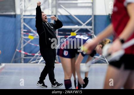 Mannheim, Deutschland. 7 gennaio 2024. Sven Lindemann (Trainer, Cheftrainer, TSVMH), Freisteller, Ganzkörper, Einzelbild, Einzelfoto, Aktion, Action, Jubel nach dem Schlusspfiff, Freude über den Sieg, Sieger, Gewinner, jubelt, jubeln, Fröhlich, Optimistisch, highlight, Action, Aktion, 07.01.2024, Mannheim (Deutschland), Hallenhockey, 1. Bundesliga Süd, Damen, TSV Mannheim - Feudenheimer HC/dpa/Alamy Live News Foto Stock