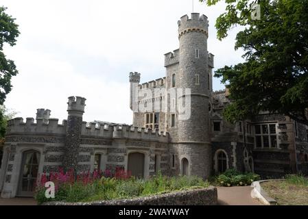 Monumento del castello di Whitstable. Vista sul vecchio forte medievale e sui giardini pubblici Foto Stock