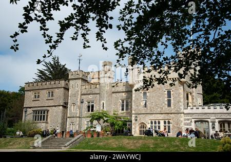 Monumento del castello di Whitstable. Vecchio forte medievale con vista sul caffè e sui giardini pubblici Foto Stock