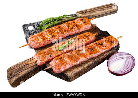 Raw Turkish Adana shish kebab isolato su sfondo bianco, vista dall'alto Foto Stock