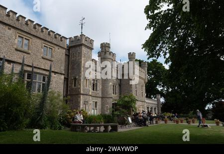 Monumento del castello di Whitstable. Vecchio forte medievale con vista sul caffè e sui giardini pubblici Foto Stock