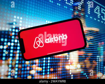 Konskie, Polonia - 7 gennaio 2024: Logo aziendale Airbnb visualizzato sullo schermo del telefono cellulare Foto Stock