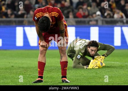 Roma, Italia. 7 gennaio 2024. Paulo Dybala di AS Roma sembra degettato mentre Marco Carnesecchi dell'Atalanta BC lo guarda, durante la partita di serie A tra AS Roma e Atalanta BC allo stadio Olimpico di Roma (Italia), il 7 gennaio 2024. Crediti: Insidefoto di andrea staccioli/Alamy Live News Foto Stock