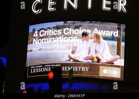 Los Angeles, California, USA 5 gennaio 2024 Lessons in Chemistry Billboard with Brie Larson il 5 gennaio 2024 a Los Angeles, California, USA. Foto di Barry King/Alamy Stock Photo Foto Stock