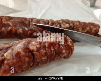 Ahle Wurst mit Messer *** Ahle Sausage with Knife Copyright: XLobeca/RHx Foto Stock