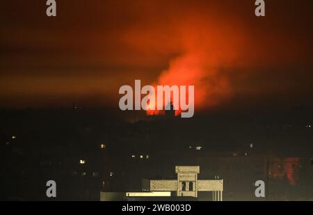 Khan Yunis, Gaza. 7 gennaio 2024. Il bombardamento israeliano illumina lo skyline di Khan Yunis, nella foto di Rafah nella Striscia di Gaza meridionale, domenica 7 gennaio 2024. Il Segretario Antony Blinken ha dato il via a una spinta diplomatica mediorientale mentre il conflitto israelo-Gaza minaccia di espandersi in uno regionale. Foto di Ismael Mohamad/UPI credito: UPI/Alamy Live News Foto Stock