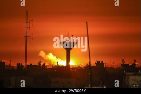 Khan Yunis, Gaza. 7 gennaio 2024. Il bombardamento israeliano illumina lo skyline di Khan Yunis, nella foto di Rafah nella Striscia di Gaza meridionale, domenica 7 gennaio 2024. Il Segretario Antony Blinken ha dato il via a una spinta diplomatica mediorientale mentre il conflitto israelo-Gaza minaccia di espandersi in uno regionale. Foto di Ismael Mohamad/UPI. Crediti: UPI/Alamy Live News Foto Stock