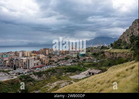 Aranella, Sicilia, Italia, 16 dicembre 2023 - Vista dall'alto del paese e della baia Foto Stock