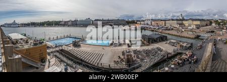 Vue panoramique estivale du port, de la Place du marché, de l'Hôtel de ville et du palais du président Foto Stock