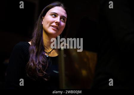 19 yo musicista dai capelli castani sorridente, Belgio Foto Stock