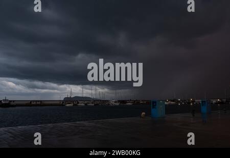 Palmero, Sicilia, Italia, 16 dicembre 2023 - nuvole scure di notte sul lungomare del porto Foto Stock