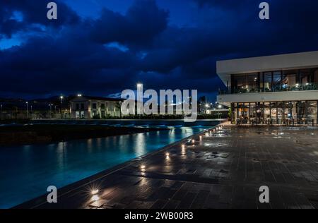 Palmero, Sicilia, Italia, 16 dicembre 2023 - colorata fontana illuminata del ristorante dello Yacht Club di Palermo di notte Foto Stock