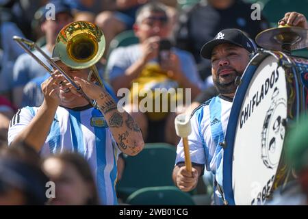 Gli appassionati di sport argentini suonano musica con batteria e trombone Foto Stock