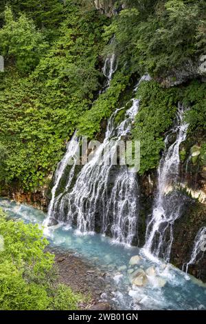 le acque blu della cascata shirahige nel centro di hokkaido vicino a biei Foto Stock