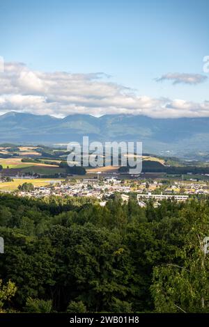 vista sulla valle che biei japan è annidata verso il parco nazionale di daisetsuzan Foto Stock