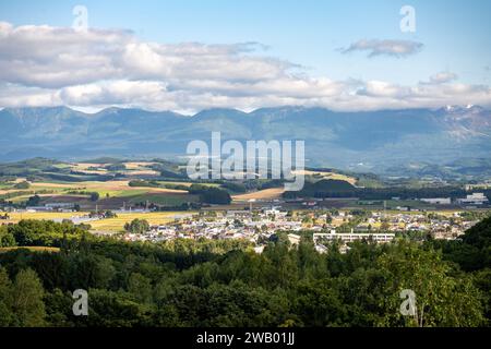 vista sulla valle che biei japan è annidata verso il parco nazionale di daisetsuzan Foto Stock