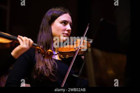 19 yo ragazza bianca che suona il violino in un'orchestra sinfonica, Anversa, Belgio Foto Stock