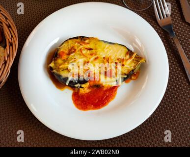 Metà melanzana cotta gratinata con formaggio Foto Stock