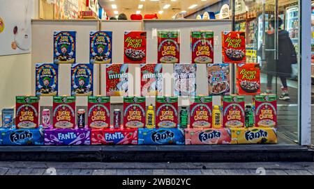 Una vetrina in Gobstoppers Candy, un negozio di dolci a Belfast, Irlanda del Nord, con alcuni marchi famosi. Foto Stock